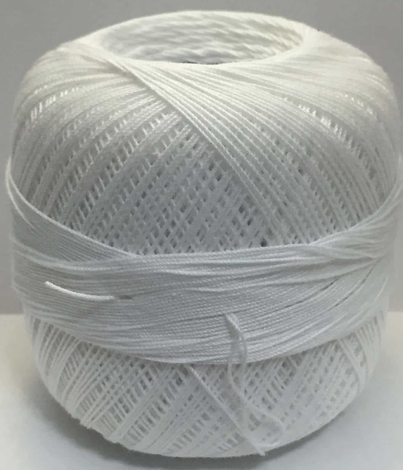 Hilos para tejer crochet y ganchillo con aguja sobre fondo blanco